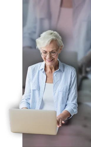 Auf diesem Bild sieht man eine ältere Dame vor einem Laptop