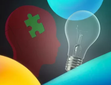 Auf diesem Bild sieht man einen Kopf bestehend aus Puzzleteilen und eine Glühbirne