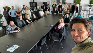 Dies ist ein Selfie vom Geschäftsführer mit seinen Mitarbeitern